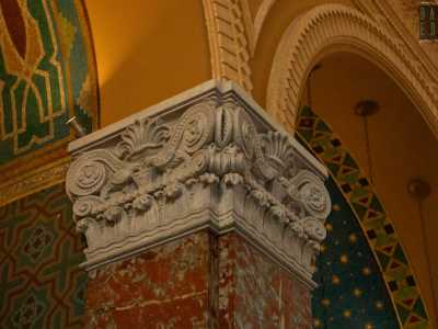 Volgiamo ora lo sguardo a sinistra dove delle massicce colonne, ricoperte da lastre marmoree con elaborati capitelli...
